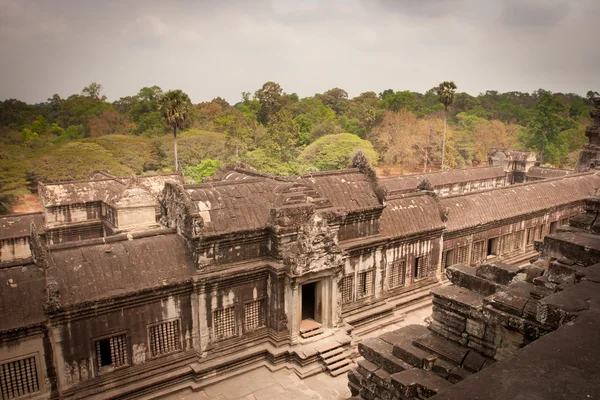 Parede de pedra antiga na colina do templo, Angkor Wat, Camboja — Fotografia de Stock