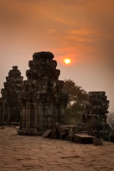 Hill, angkor wat, Kamboçya üzerinde tapınak gündoğumu manzaraya — Stok fotoğraf