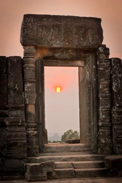 Vista del amanecer en el templo en la colina, Angkor Wat, Camboya — Foto de Stock