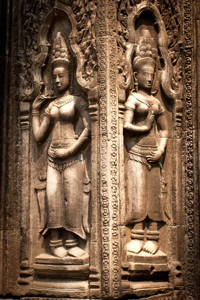 寺院、アンコール ワット、カンボジアの壁に石の彫刻 — ストック写真