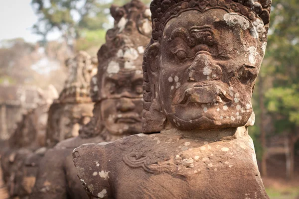佛像堆积沿着道路，吴哥窟，柬埔寨 — 图库照片