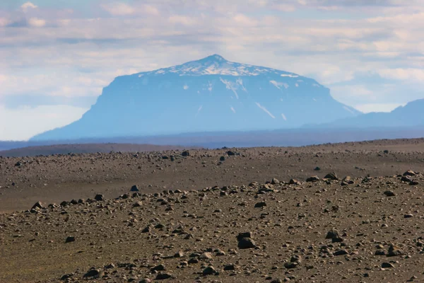 在背景中，冰岛的火山景观 — 图库照片