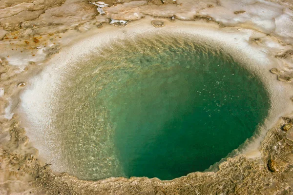 Kráterové jezero s horké prameny, Island — Stock fotografie