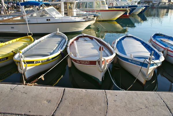 Petits bateaux à rames dans un port ensoleillé — Photo