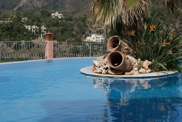 Piscina con isla en Mediterranean Resort —  Fotos de Stock