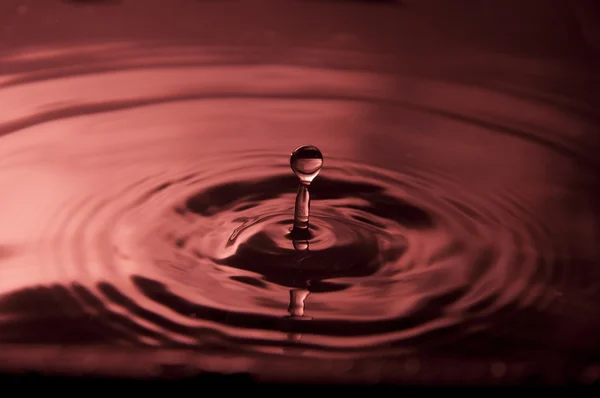 Rött vattendroppe — Stockfoto