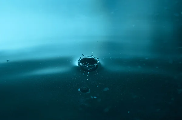 青い水が落ちる — ストック写真