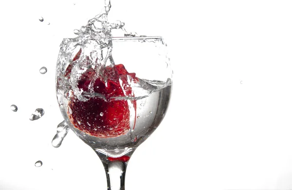 草莓溅入葡萄酒杯 — 图库照片