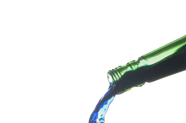 Derramamento de água de uma garrafa — Fotografia de Stock