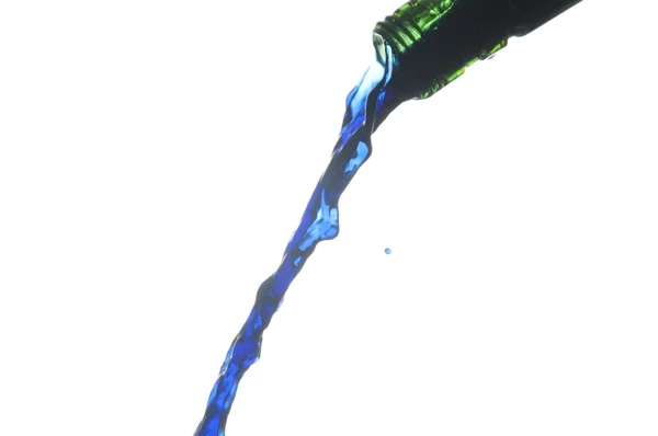Derramamento de água de uma garrafa — Fotografia de Stock