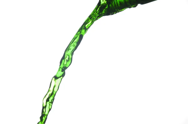 Vatten som rinner från en flaska — Stockfoto