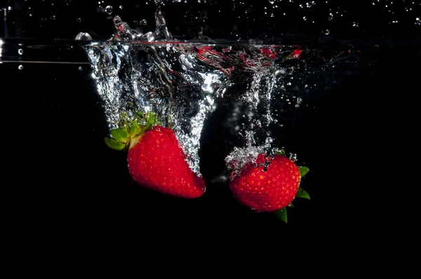 Strawberries Splashing Into Water — Stock Photo, Image