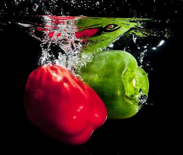 Chilischoten spritzen ins Wasser — Stockfoto