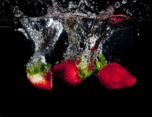 水にはねかけるイチゴ — ストック写真