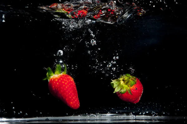 草莓溅入水 免版税图库图片