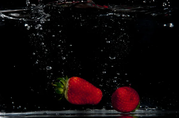 물에 splashing 딸기 스톡 이미지