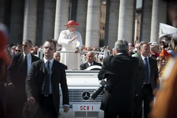 Pope Benedict XVI blessing with guards — Stock Photo, Image