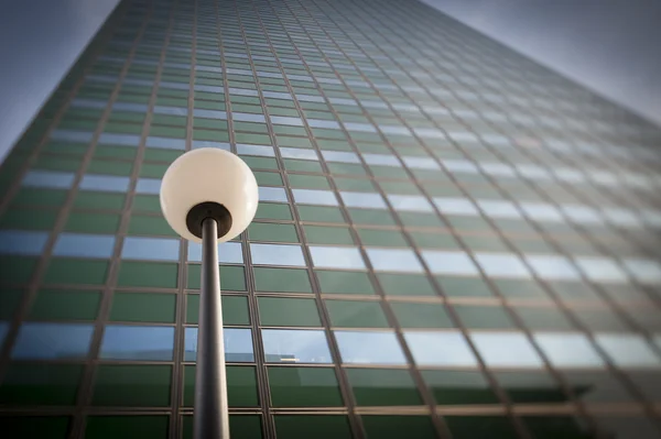 Poste da lâmpada na fachada do edifício do escritório dianteiro — Fotografia de Stock