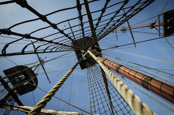 Drie masten op hoge schip Stockafbeelding
