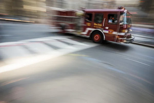 Boston caminhão de bombeiros de alta velocidade — Fotografia de Stock