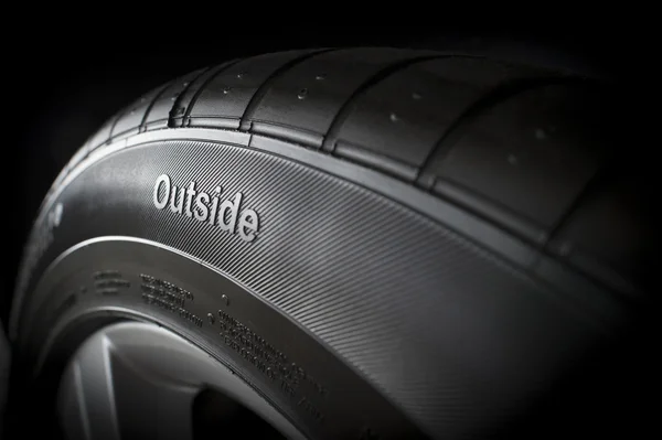 Neumático nuevo de lado con texto exterior Imagen De Stock