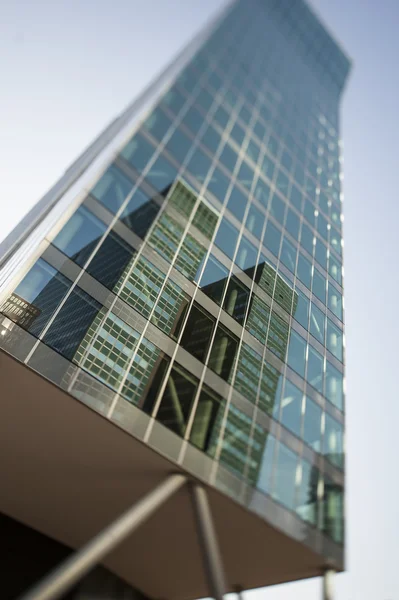 Bürogebäude spiegelt Bezirk wider — Stockfoto