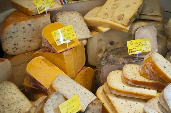 Сыр на прилавке — стоковое фото