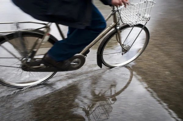 Man on bicycle in puddle — Stock Photo, Image