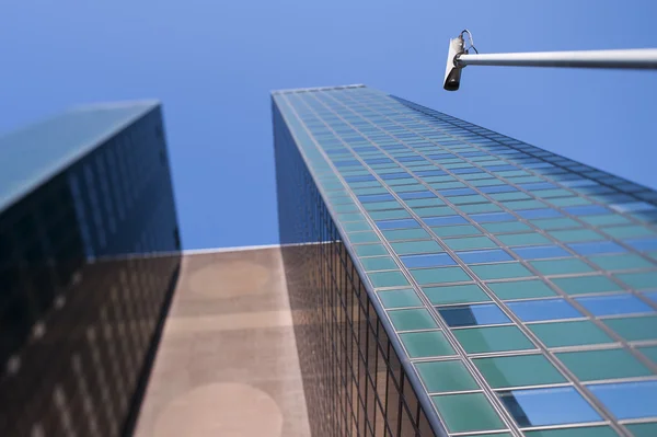 Камера наблюдения снаружи офисного здания — стоковое фото