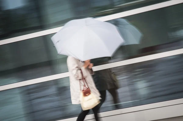 Frau unter Regenschirm im Regen — Stockfoto