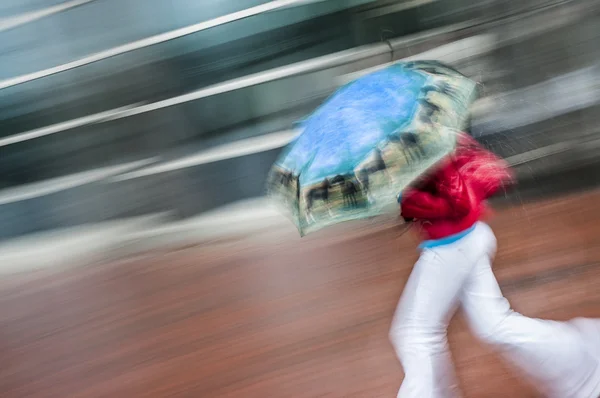 Kvinna kör med paraply — Stockfoto
