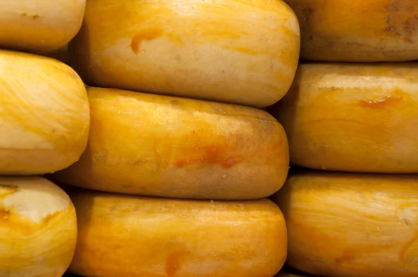 Nueve grandes quesos Gouda en un estante —  Fotos de Stock