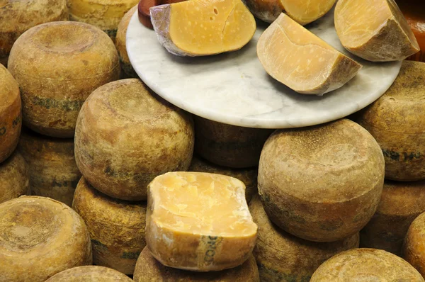 Gamla gouda ost i counter — Stockfoto