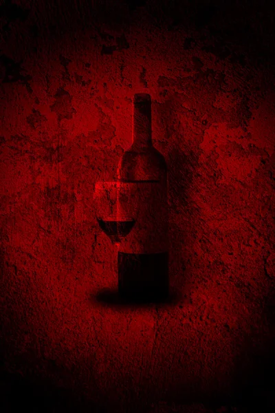 Fondo rojo con una botella de vino — Foto de Stock