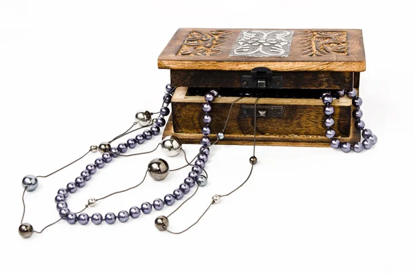 Caixa de madeira artesanal Jewel no fundo branco — Fotografia de Stock