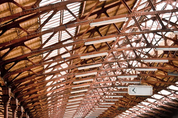 Clasic レールの駅の屋根 — ストック写真