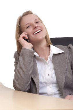 Mobil telefonda konuşurken genç bir kadın portresi