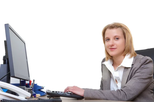 在表与计算机-办公室内部工作的年轻商业女人 — 图库照片