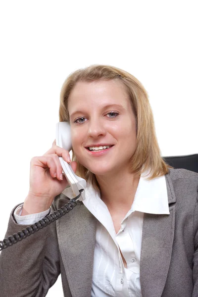 Portrét mladé podnikatelka pomocí telefonu v úřadu — Stock fotografie