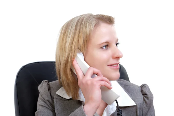 Ritratto di una giovane donna d'affari che usa il telefono in ufficio — Foto Stock