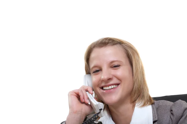 Retrato de una joven empresaria usando teléfono en la oficina — Foto de Stock