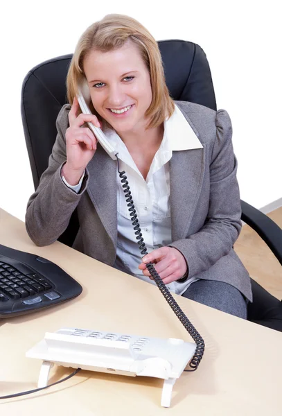 Porträtt av en ung affärskvinna med telefonen i office — Stockfoto