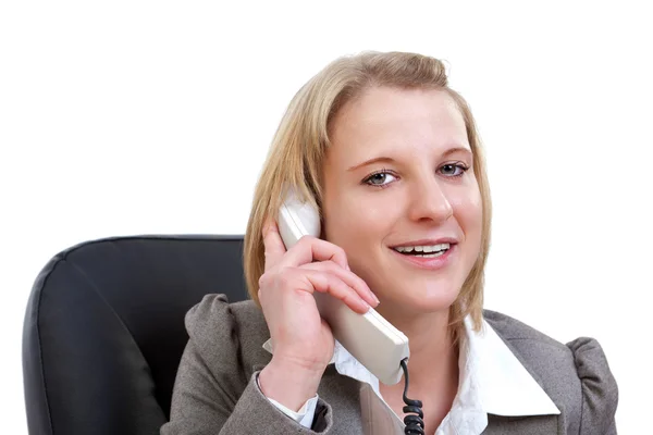 Портрет молодой предпринимательницы, использующей телефон в офисе — стоковое фото