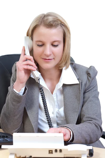 Portrét mladé podnikatelka pomocí telefonu v úřadu — Stock fotografie