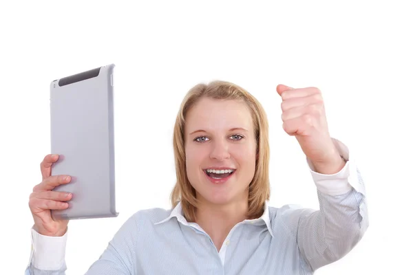 Jovem mulher de negócios com um tablet pc na mão aplaudindo com o punho apertado — Fotografia de Stock
