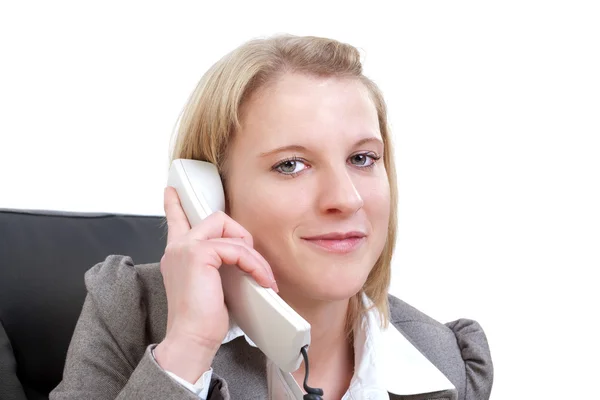 Junge schöne Geschäftsfrau am Telefon mit Blick in die Kamera — Stockfoto