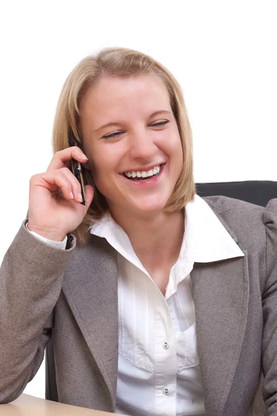 Genç bir kadın konuşmaya ve cep telefonu üzerinde gülümseyen — Stok fotoğraf