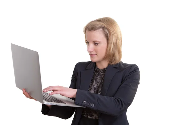 Jonge zakenvrouw werkt met een laptop — Stockfoto