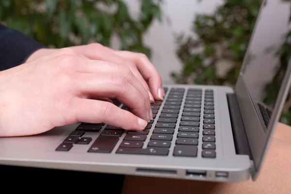 Zakenvrouw zitten en het werken met de laptop op haar knieën — Stockfoto