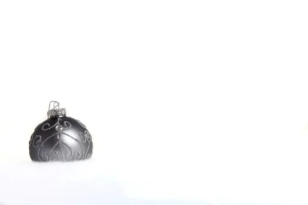 Срібна ялинкова куля на снігу як вид крупним планом — стокове фото